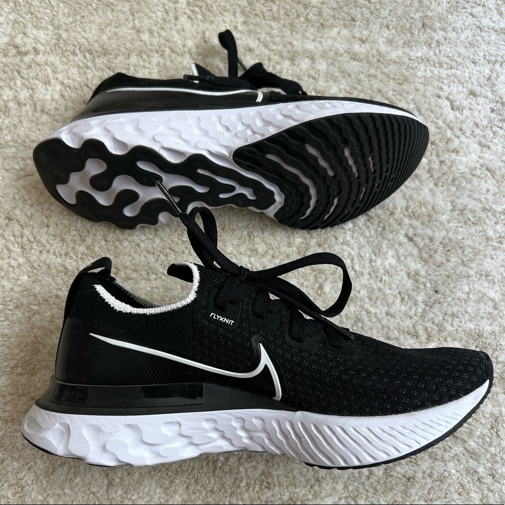 Women’s Nike Flyknit - like new - size 7